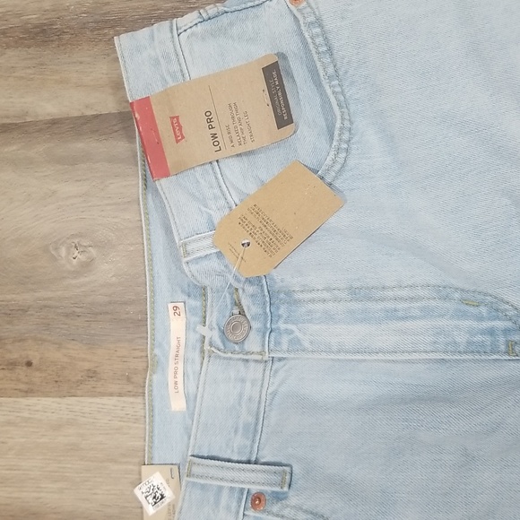 NWT Levis lightwash jeans - Picture 2 of 5